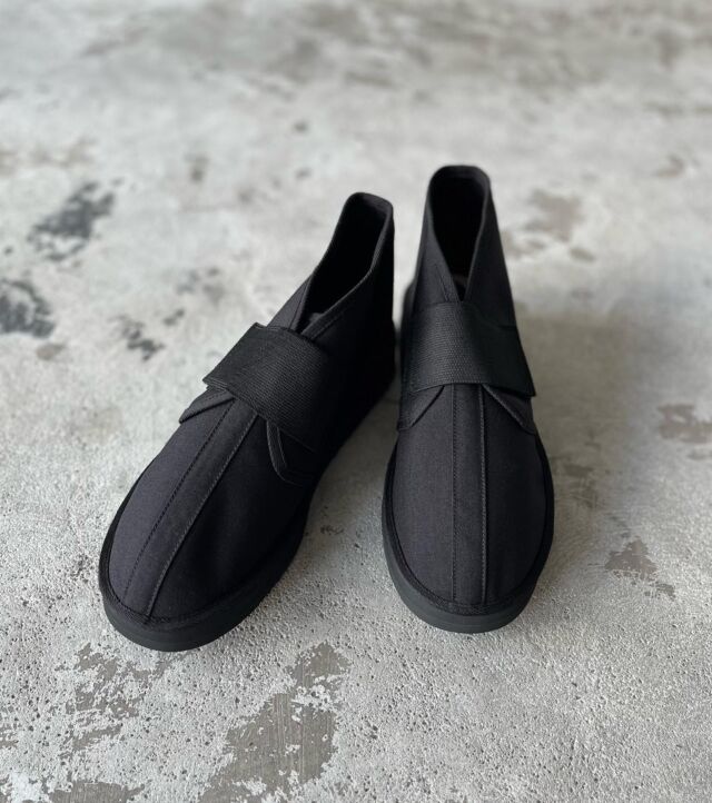 4/30 Sunday

@marbot_neuvic_official 

BELT SHOES 

･BLACK
size 40/41/42/43

1940年代に欧米の宿舎で着用された
簡易シューズをモチーフに制作されています。
ファブリックは耐久性･撥水性に優れたコーデュラを、ソールには屈曲性とグリップ力に優れたVibram社製のものを使用しており シンプルながら機能的でデイリー使いにオススメです◎
是非 手に取ってご覧ください！

#marbot

#studionicholson 
#outil 
#postelegant 
#roseystone
#1dozen
#toshinosuketakegahara 
#timeless_nagoya 
#池下 #今池 #名古屋